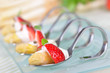 Spargelsalat mit frischen Erdbeeren auf Partylöffeln Spargelsalat mit frischen Erdbeeren auf Partylöffeln