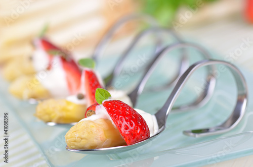 Foto: Spargelsalat mit frischen Erdbeeren auf Partylöffeln Spargelsalat mit frischen Erdbeeren auf Partylöffeln