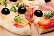 Pizza z brokułami i szynką