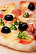 Pizza z brokułami, oliwkami i bekonem