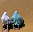 Zwei verschleierte Frauen geniessen den Tag am Strand.