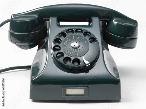 Foto: old green phone on white background - vecchio telefono a rotella old green phone on white background - vecchio telefono a rotella