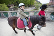enfant faisant du poney
