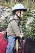 enfant faisant du poney
