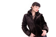 junge frau in modischer kunstpelzjacke