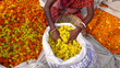 Mujer en el mercado de flores de Mullik Ghat, Calcuta, India