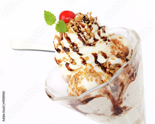 Foto: Walnusseis mit Schokoladsoße und Krokant Walnusseis mit Schokoladsoße und Krokant