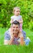 papa und tochter im frühling