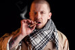 Foto: Bearded army officer in camo clothes smoking the victory cigar Bearded army officer in camo clothes smoking the victory cigar