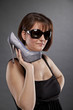 coole junge Frau mit Sonnenbrille präsentiert Schuh