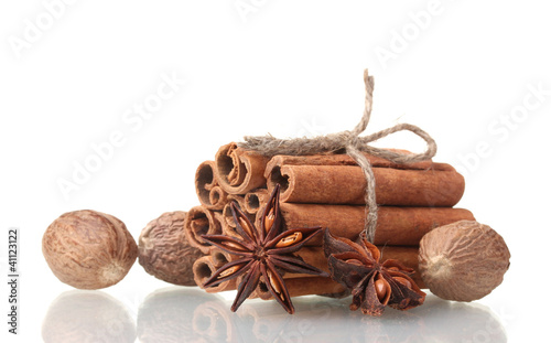 Foto: Cinnamon sticks, nutmeg and anise isolated on white Cinnamon sticks, nutmeg and anise isolated on white