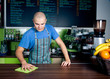 Foto: Bartender cleaning countertop Bartender cleaning countertop