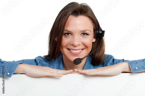 Foto: frau vom support präsentiert werbeschild frau vom support präsentiert werbeschild