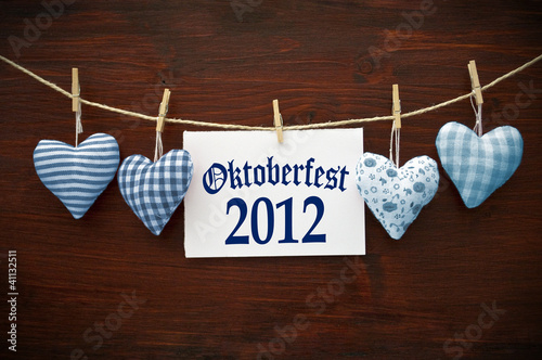 Foto: 4 Stoffherzen in Blau auf Holzbrett mit Oktoberfest 4 Stoffherzen in Blau auf Holzbrett mit Oktoberfest