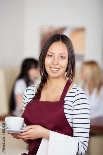 Foto: freundliche bedienung serviert kaffee freundliche bedienung serviert kaffee