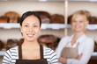 zwei verkäuferinnen in der bäckerei