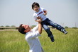 padre figlio felici volare tra le braccia