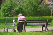 Seniorin allein auf Parkbank