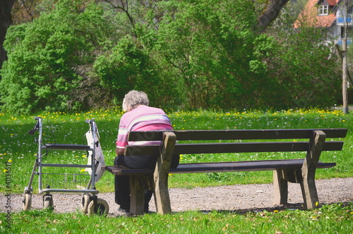 Photo: Seniorin allein auf Parkbank Seniorin allein auf Parkbank