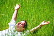 ragazzo sereno nel prato verde