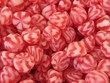 Caramelos de color rojo y blanco.