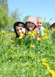 Kinder liegen in der Blumenwiese