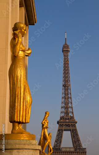 Foto: Golden statues at the Trocadero Golden statues at the Trocadero