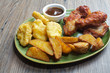 alitas y nuggets de pollo fritas