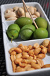 Aperitivo con olive, noccioline e pistacchi Aperitivo con olive, noccioline e pistacchi