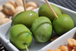 Aperitivo con olive, noccioline e pistacchi Aperitivo con olive, noccioline e pistacchi