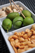 Aperitivo con olive, noccioline e pistacchi Aperitivo con olive, noccioline e pistacchi