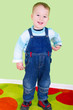 Kleiner Junge mit Trinkglas