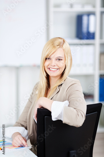 Photo: junge frau im büro junge frau im büro