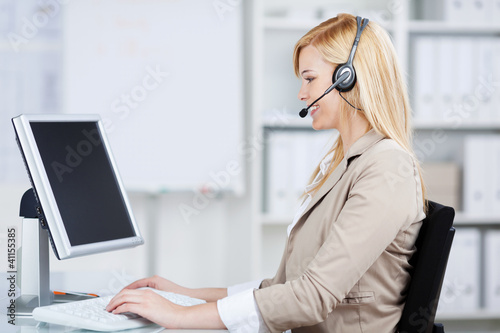 Photo: frau mit headset am computer frau mit headset am computer