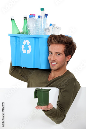 Foto: Man recycling bottles Man recycling bottles