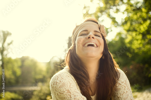 Photo: Fröhliche Frau im Sommer Fröhliche Frau im Sommer