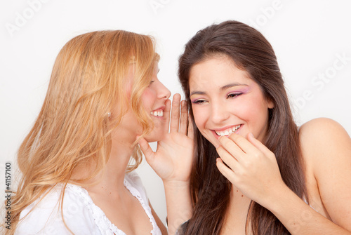 Foto: teens whispering and gossiping teens whispering and gossiping