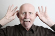 senior streckt die zunge aus