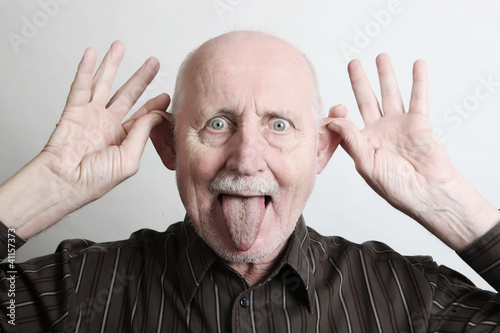 Photo: senior streckt die zunge aus senior streckt die zunge aus