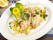Fischfilets auf buntem Gemüse