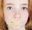 Foto: kind mit pflaster auf dem mund kind mit pflaster auf dem mund