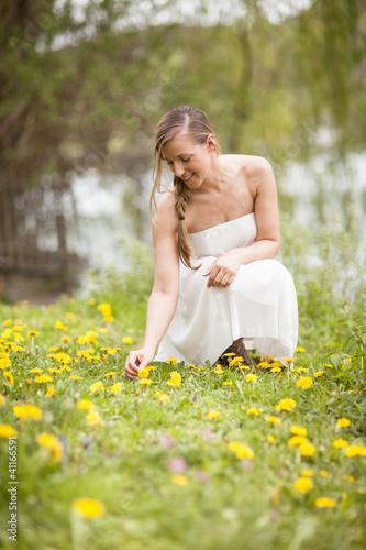 Photo: Frau pflückt Blumen Frau pflückt Blumen