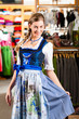 Frau probiert Tracht oder Dirndl in Boutique