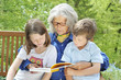 Oma liest etwas vor Oma liest etwas vor
