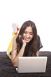 Photo en ligne au meilleur prix Full length of beautiful young girl holding laptop