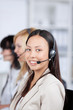 frauen mit headset im büro frauen mit headset im büro