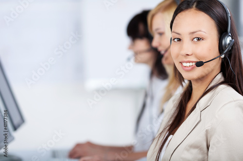 Photo: lächelnde frau mit headset lächelnde frau mit headset