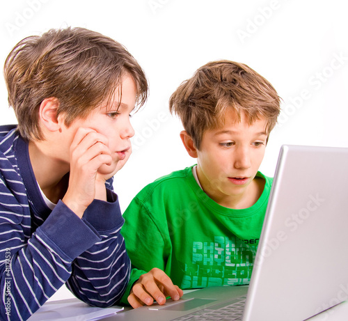 Photo: Kinder am Notebook (E-Learning, Spielen, Surfen) Kinder am Notebook (E-Learning, Spielen, Surfen)