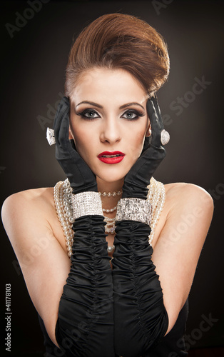 Foto : portrait of beautiful woman with beads portrait of beautiful woman with beads