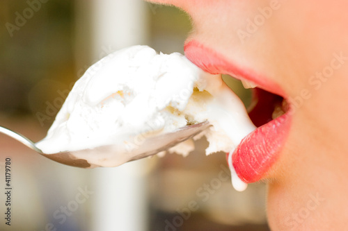 Foto: Close-up of pretty woman lips with icecream in the spoon Close-up of pretty woman lips with icecream in the spoon